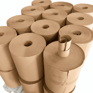 Papier makulaturowy w rolkach na palecie