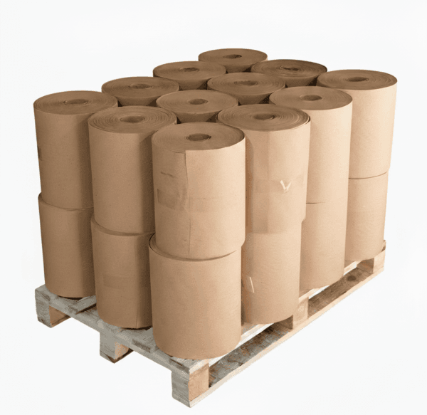 Papier makulaturowy w rolkach na palecie
