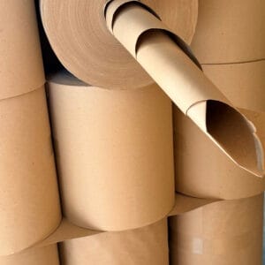 Papier makulaturowy w rolkach na palecie