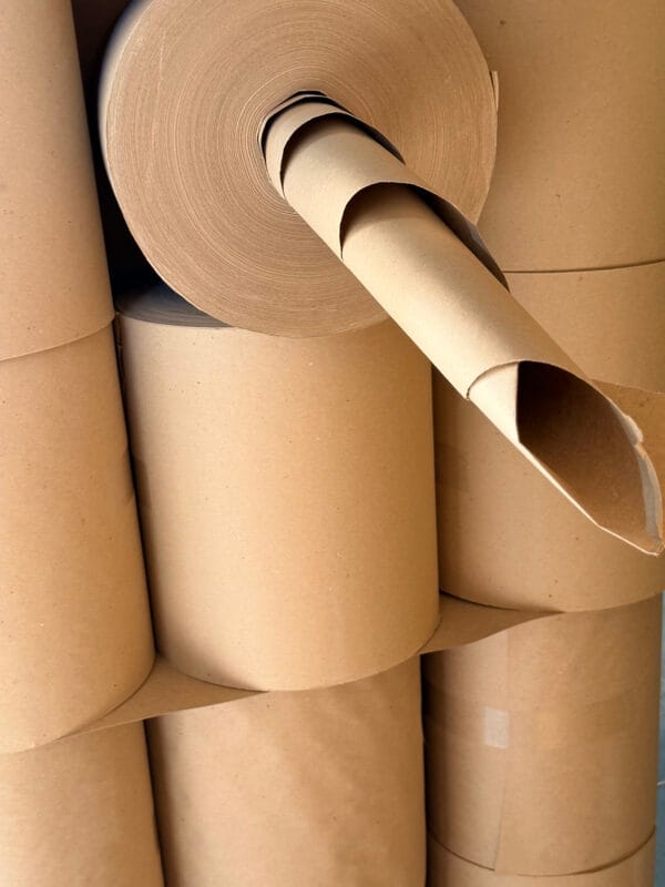 Papier makulaturowy w rolkach na palecie