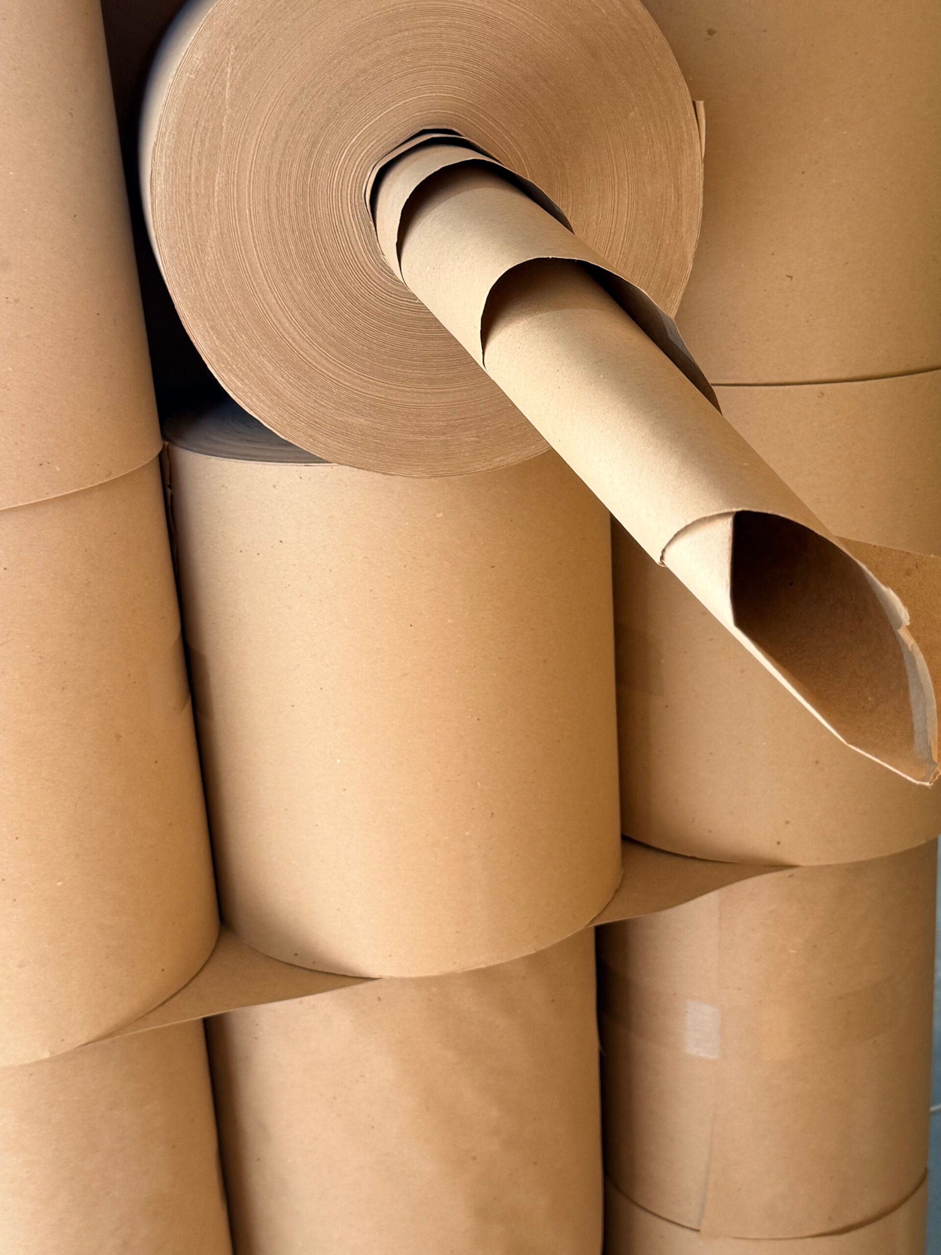 Papier makulaturowy w rolkach na palecie