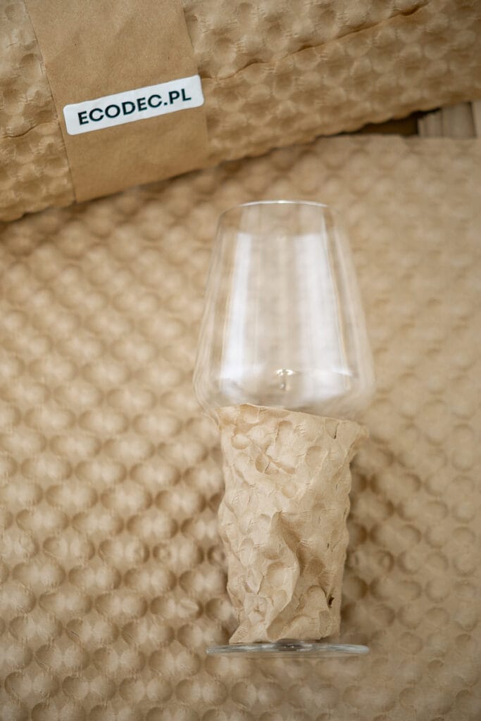 Kieliszek do wina oraz papier bąbelkowy
